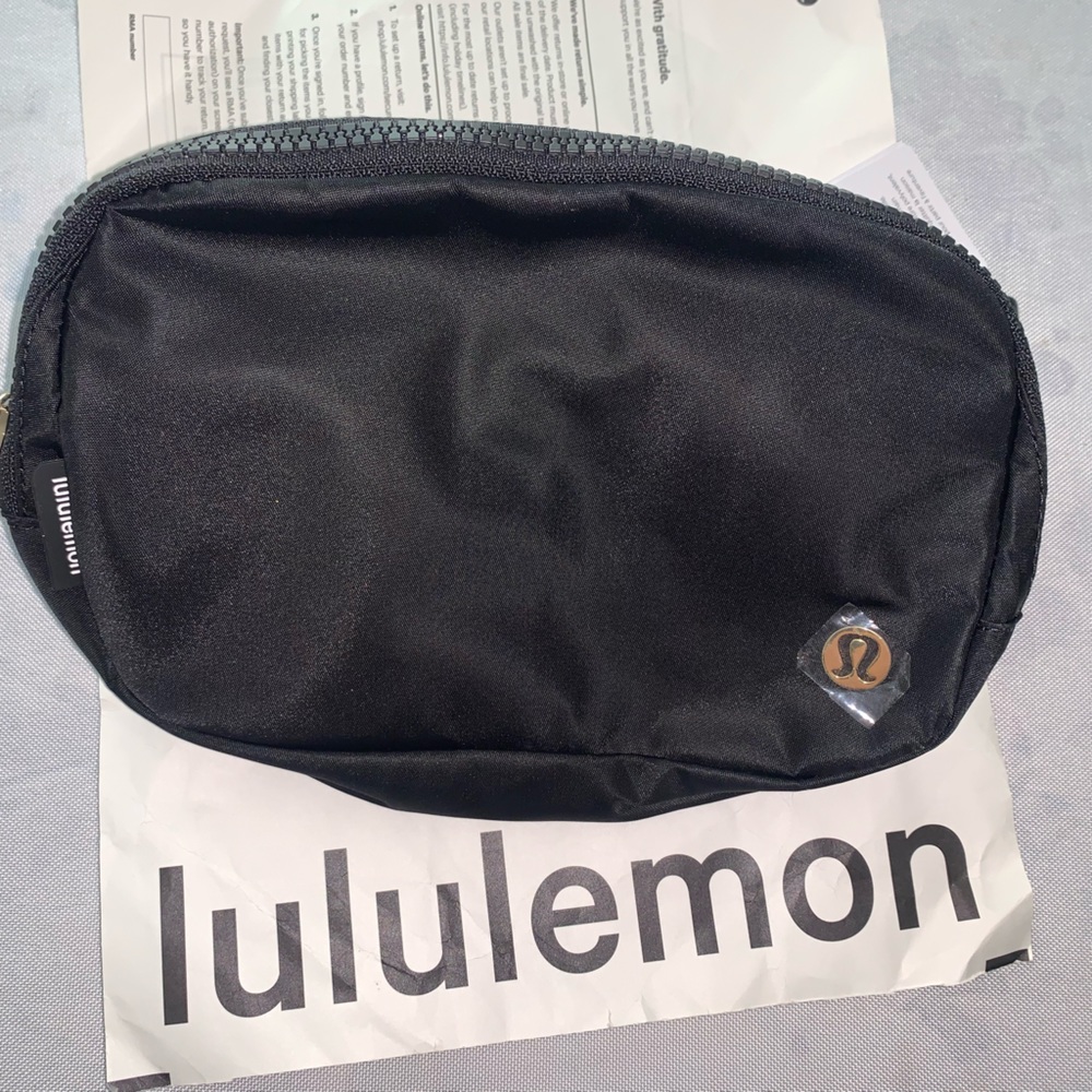 Lululemon Everyday belt bag, Black/Gold combo